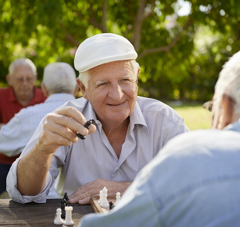 Personas mayores jugando ajedrez